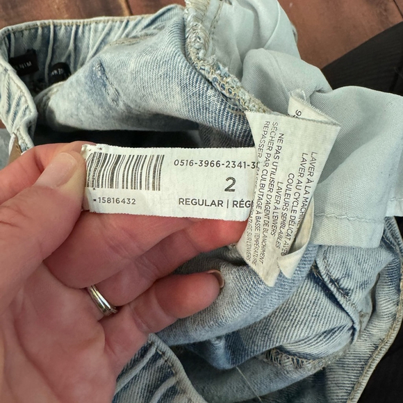 Bluenotes 90’s High Rise Mom Jeans - Light Wash Distressed - Size 2 - Picture 8 of 11